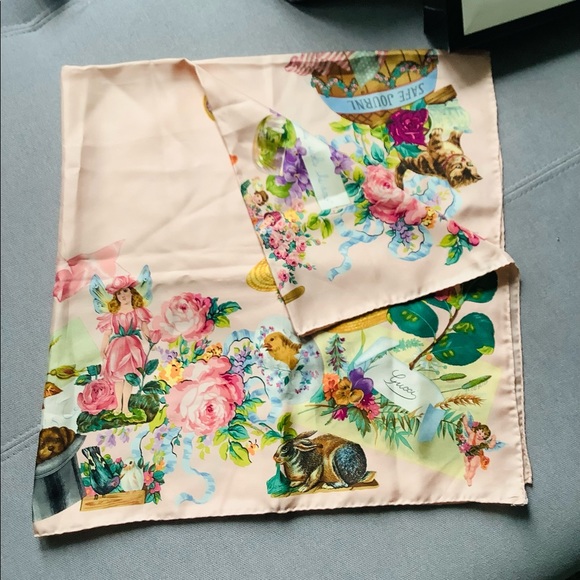 GUCCI silk scarf ~ VERY LOVELY print 💙❤️💜 - Picture 13 of 16
